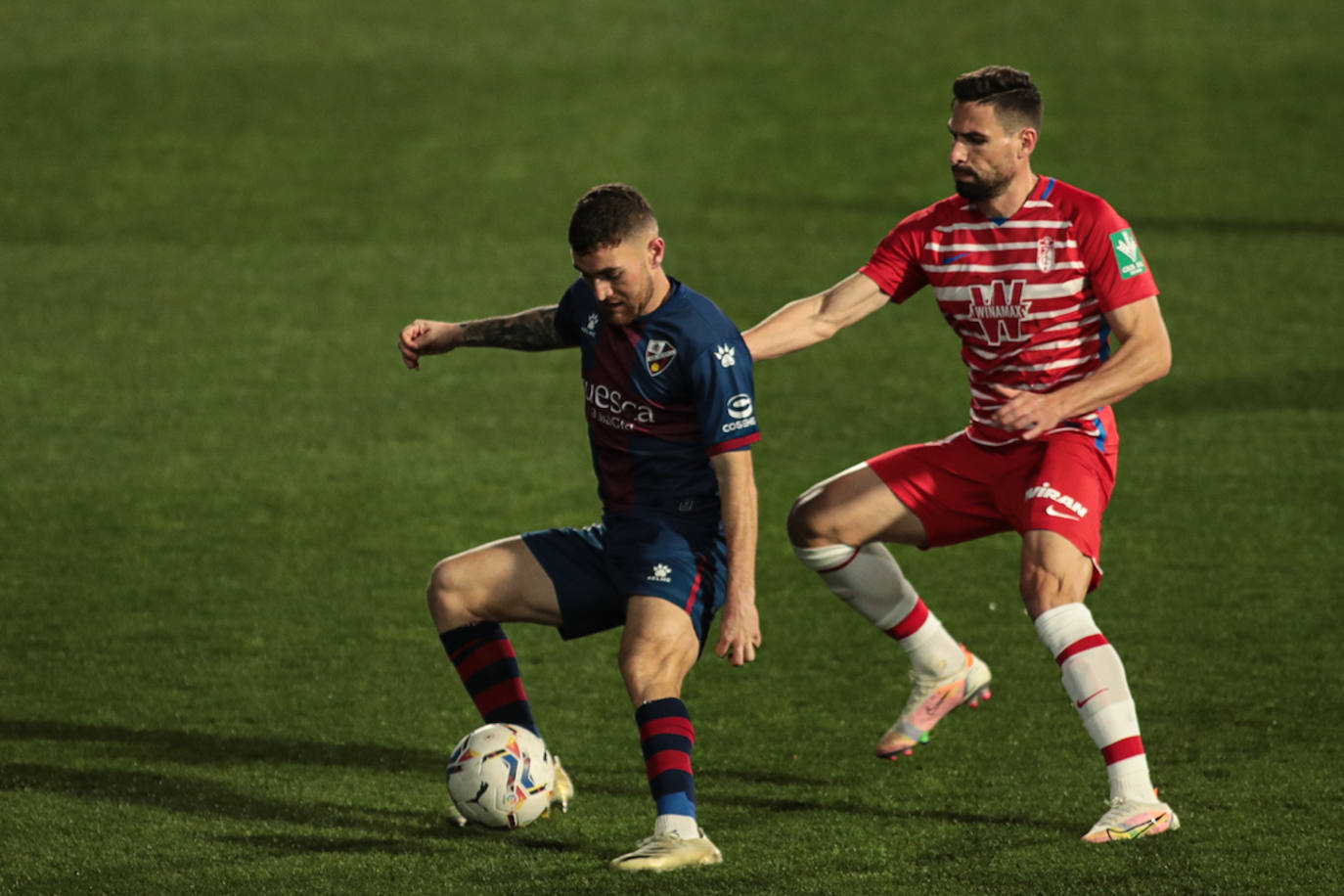 Antonio Puertas, que salió en punta, se emplea en la recuperación del balón.