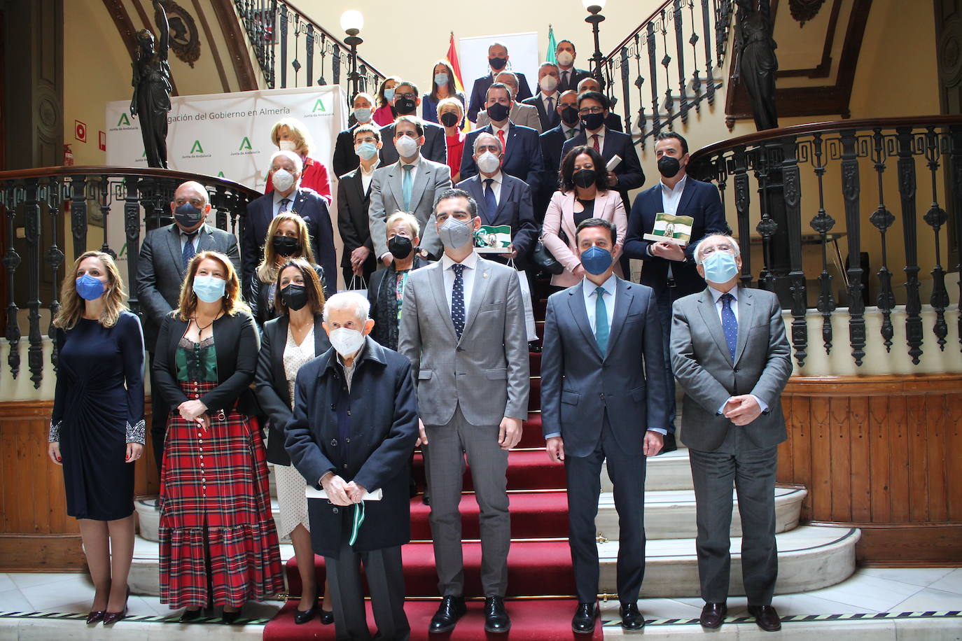 La Delegación del Gobierno andaluz en la provincia ha acogido este lunes la celebración del día de Andalucía. Un total de once entidades y personas han recibido las condecoraciones de la Junta por sus valores vinculados al desarrollo de la provincia.