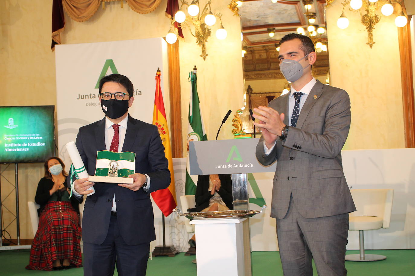 La Delegación del Gobierno andaluz en la provincia ha acogido este lunes la celebración del día de Andalucía. Un total de once entidades y personas han recibido las condecoraciones de la Junta por sus valores vinculados al desarrollo de la provincia.