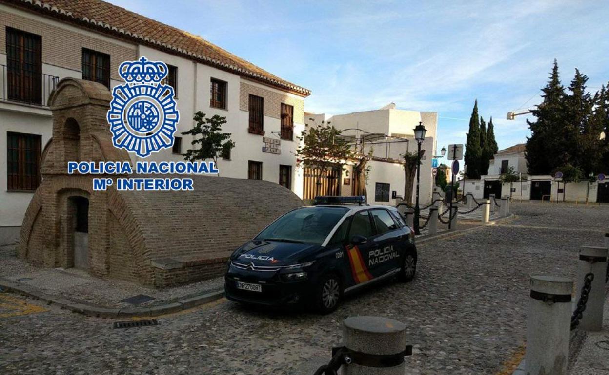 Sucesos en Granada | Descubre que están robando en su casa del Albaicín y llama a la Policía Nacional para abrirles la puerta