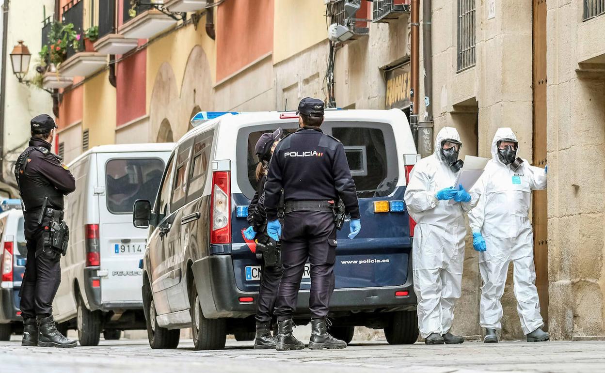 Dispositivo de la Policía Nacional con trajes especiales para notificar a los vecinos la orden de aislamiento.