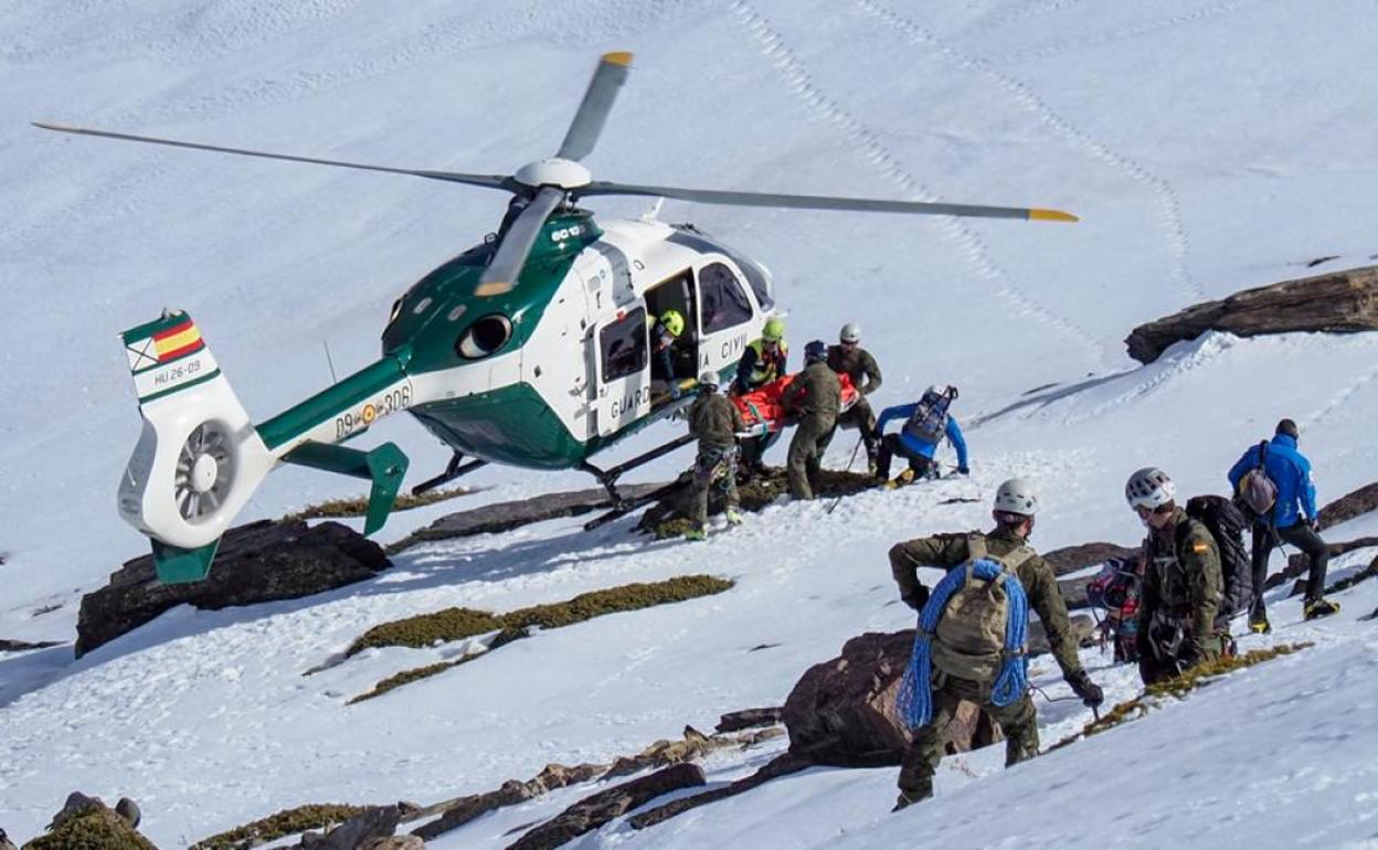 Sucesos en Granada | Restacados y evacuados por aire un motorista y un montañero heridos graves en Sierra Nevada