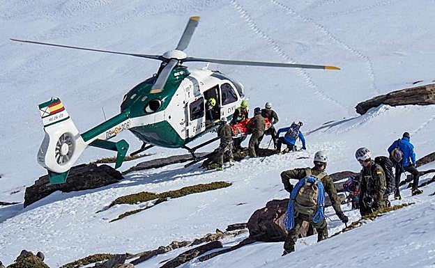 Restacados y evacuados por aire un motorista y un montañero heridos graves en Sierra Nevada