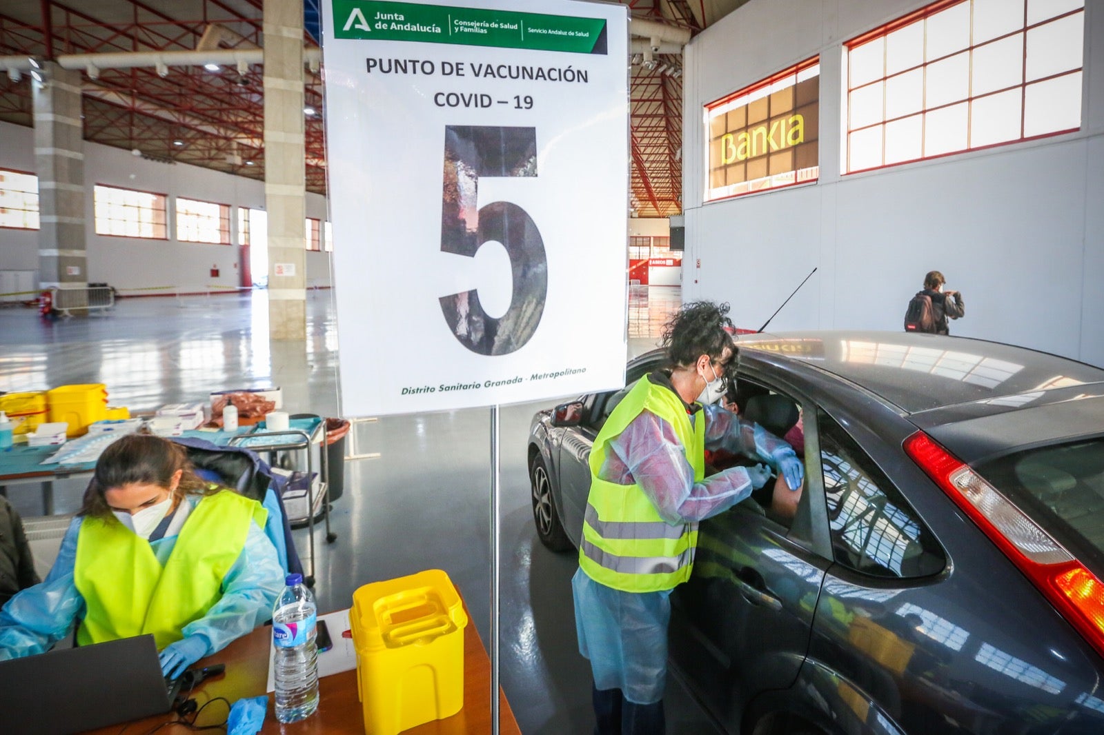 Arrancan las vacunas a profesores en Fermasa con una previsión de 1.400 dosis al día. Desde las 15.30 hasta las 20.30 horas se ponen las dosis a los citados, que no necesitarán bajarse del coche