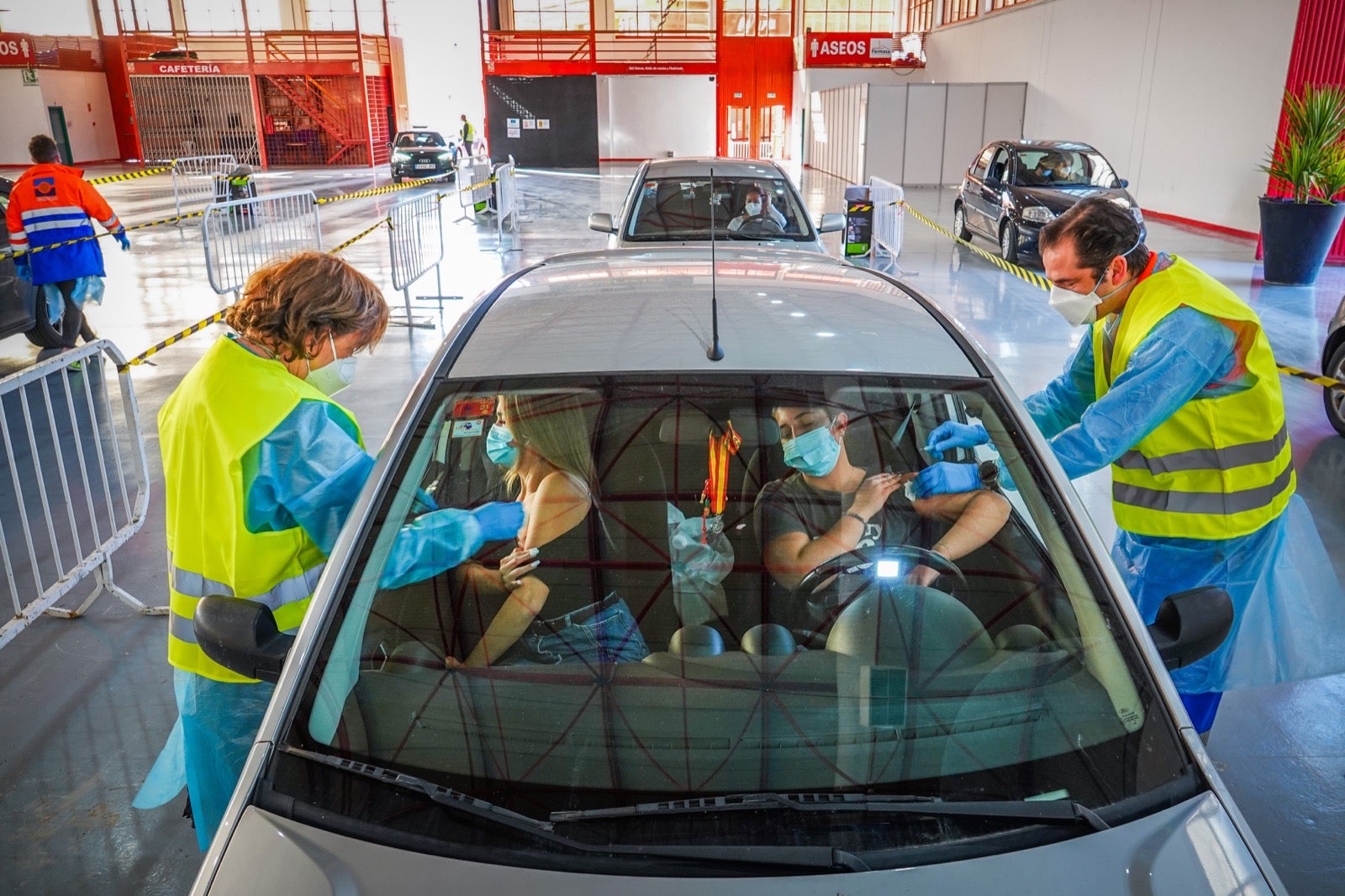 Arrancan las vacunas a profesores en Fermasa con una previsión de 1.400 dosis al día. Desde las 15.30 hasta las 20.30 horas se ponen las dosis a los citados, que no necesitarán bajarse del coche