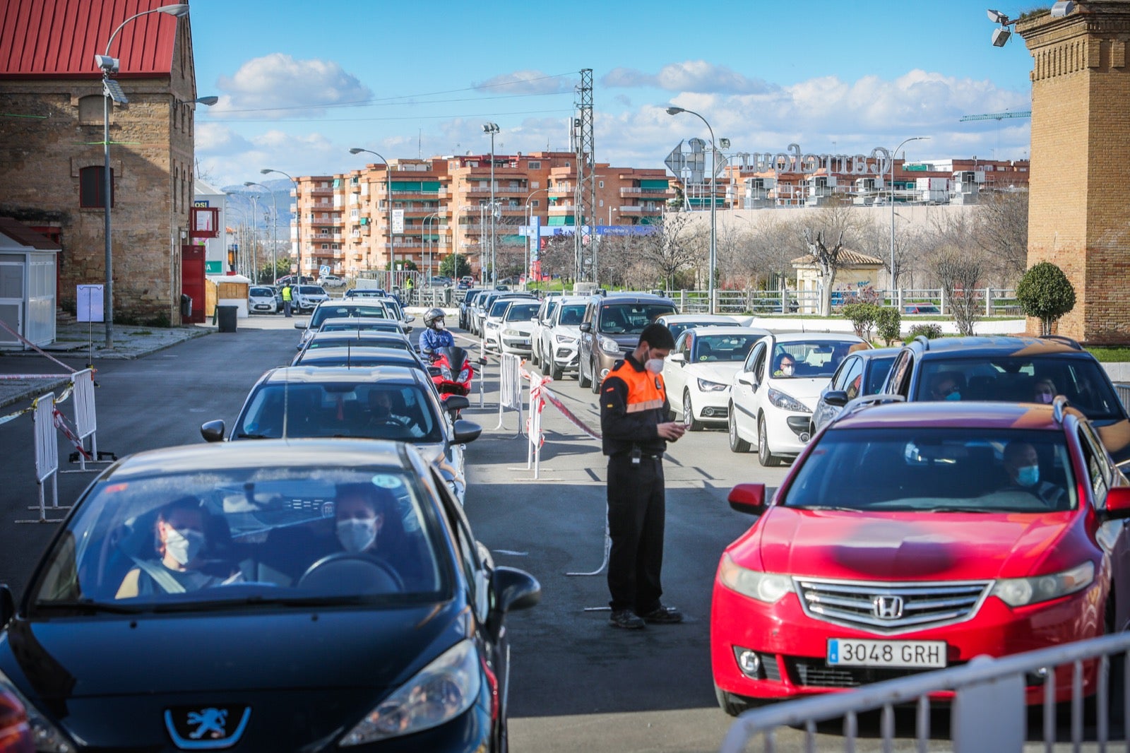 Arrancan las vacunas a profesores en Fermasa con una previsión de 1.400 dosis al día. Desde las 15.30 hasta las 20.30 horas se ponen las dosis a los citados, que no necesitarán bajarse del coche