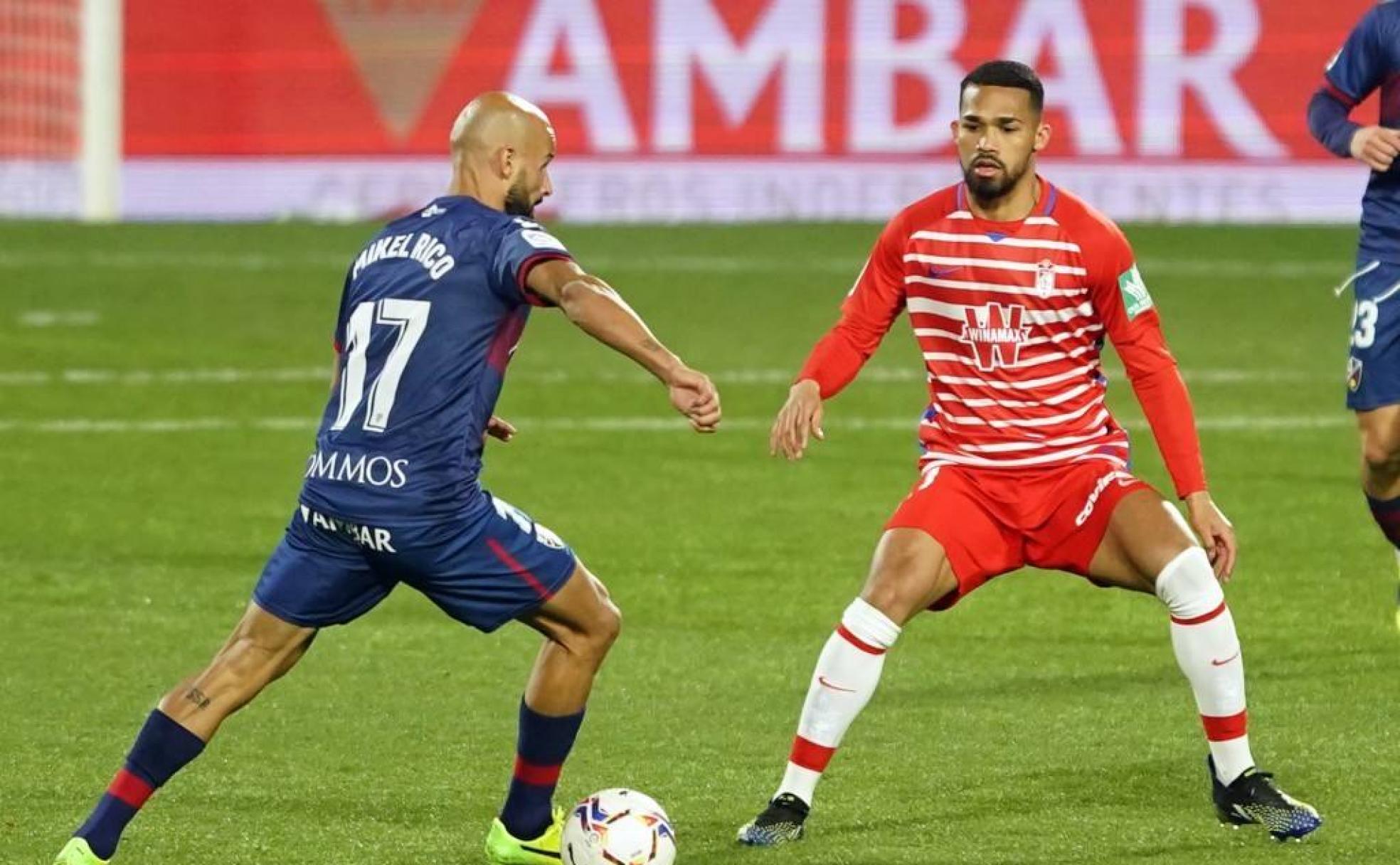 Mikel Rico encara a Yangel Herrera. 