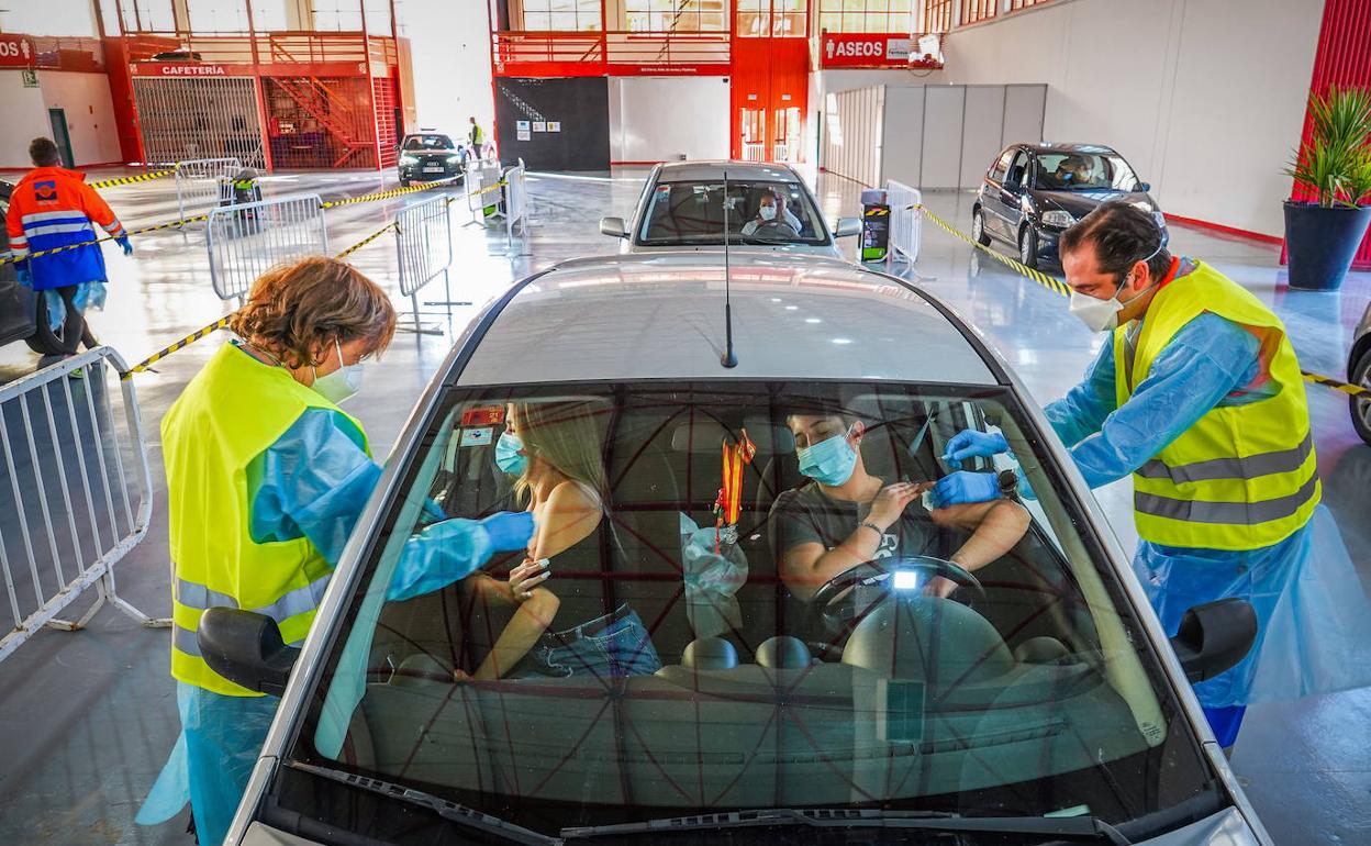 Vacunación masiva en Fermasa, sin bajar del coche y seis pinchazos por minuto