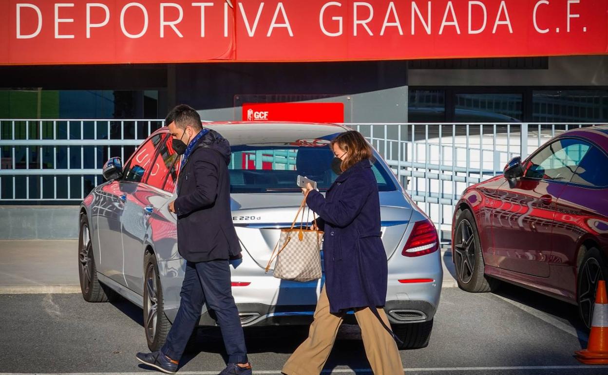 Javier Rodríguez, jefe de operaciones, acompaña a Patricia Rodríguez a conocer la Ciudad Deportiva del club. 