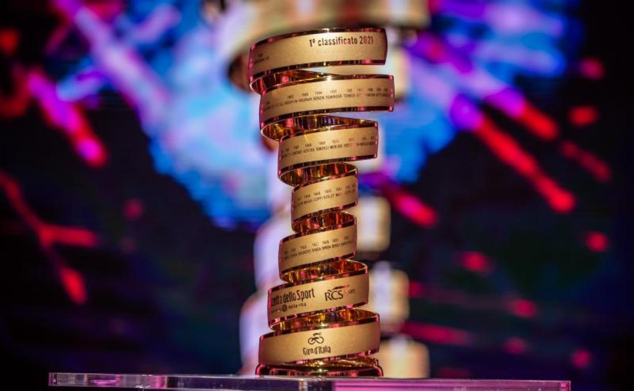 El trofeo de campeón del Giro de Italia. 