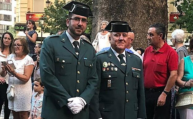 José Javier Mérida (izquierda), junto a un compañero durante una procesión. 