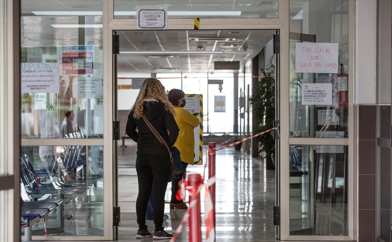 Usuarios en el centro de salud de Maracena.