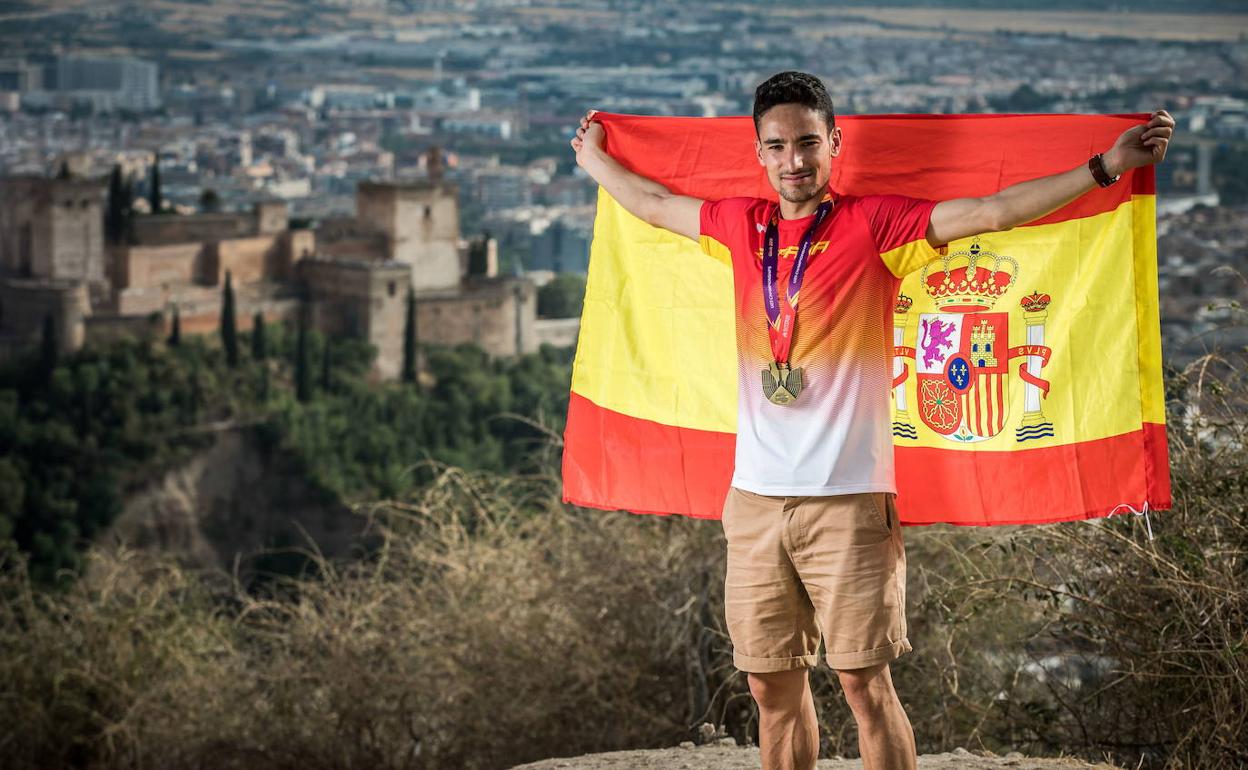 Ignacio Fontes posa con una bandera de España desde San Miguel Alto tras proclamarse campeón de Europa sub-23 al aire libre en 2019. 