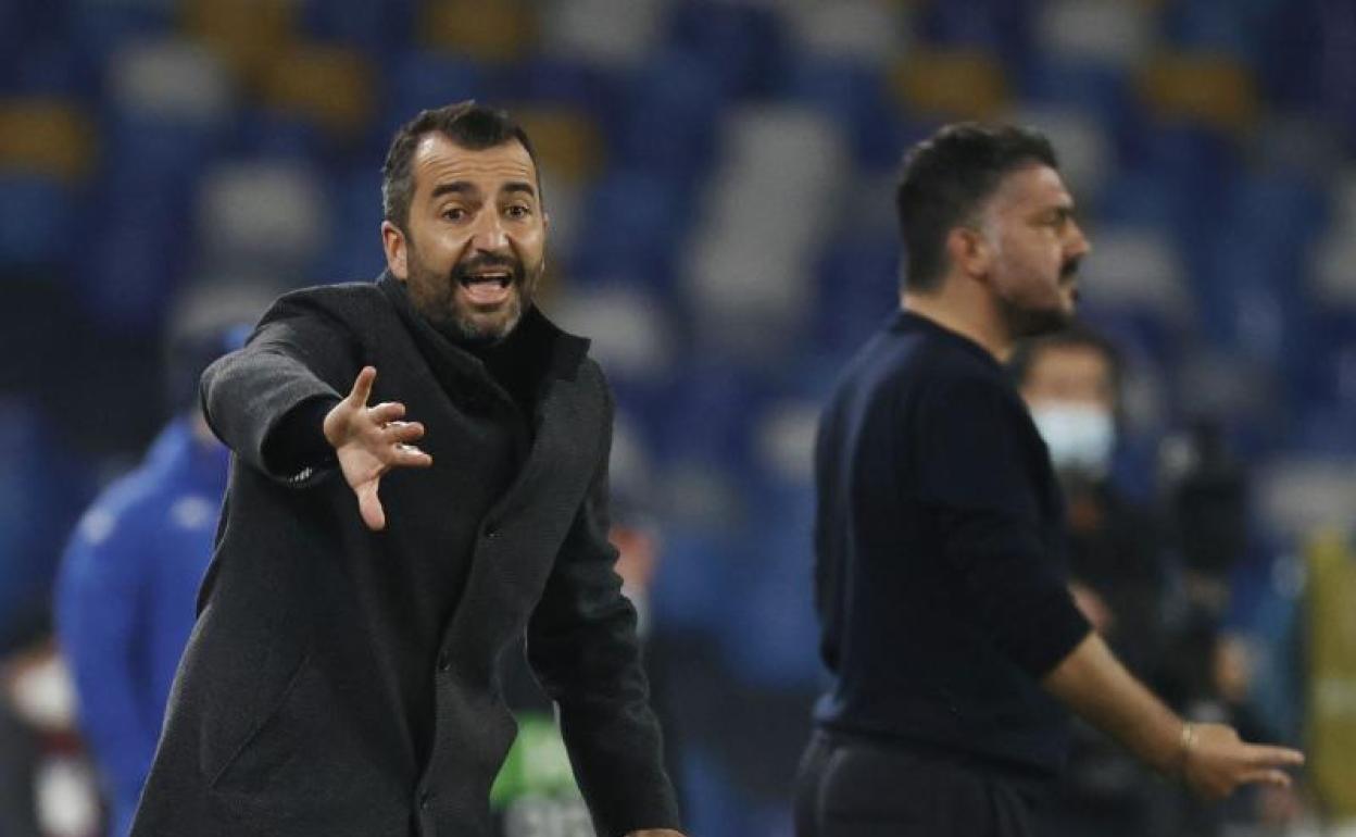 Diego Martínez da instrucciones con Gennaro Gattuso en segundo plano. 
