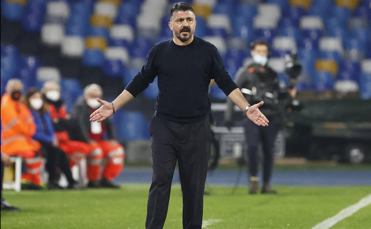 Gattuso abre los brazos en un gesto de incredulidad ante una jugada. 