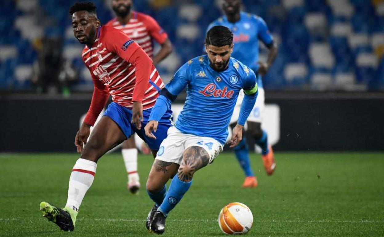 Yan Eteki persigue a Insigne durante la primera parte del partido. 