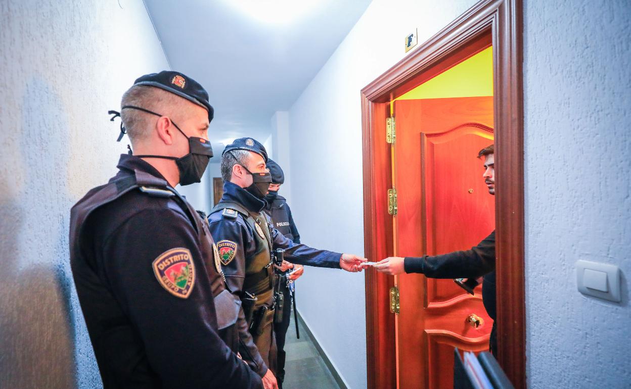 Agentes en un piso donde celebraban una fiesta.