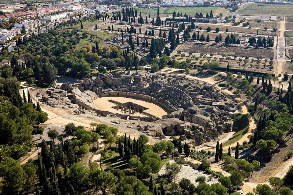 El Conjunto Arqueológico de Itálica, en Santiponce (Sevilla), muestra al visitante un espléndido anfiteatro romano y da la posibilidad de pasear por el trazado de lo que fueron sus calles, así como de conocer las casas, edificios públicos, objetos de arte y utensilios de la vida cotidiana utilizados por sus habitantes.