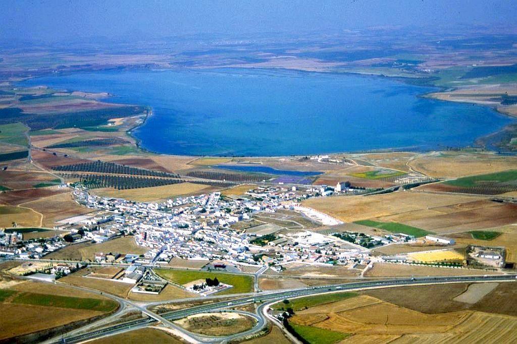 Localizada al noroeste de la provincia de Málaga, la Laguna de Fuente de Piedra se extiende entre campos de olivo y cereal a lo largo de seis kilómetros de longitud y casi 1.400 hectáreas de extensión. Éstas dimensiones la convierten en el mayor humedal interior de Andalucía y uno de los más grandes de España, junto al de Gallocanta en Zaragoza. Esta laguna, de aguas salinas y someras, es reconocida internacionalmente por acoger la mayor colonia de flamencos comunes de la Península Ibérica y la segunda en importancia de Europa.