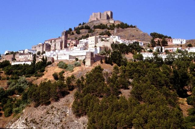 Segura de la Sierra (Jaén), cuna del poeta Jorge Manrique, situada en pleno corazón de la Sierra de Segura, está coronada por un Castillo desde el que se divisan unas impresionantes panorámicas de toda la zona. El caserí­o, compacto y armonioso, de calles estrechas y rincones históricos, se extiende bajo el castillo, rodeada en algunos de sus frentes por lienzos de la antigua muralla. Está declarada Conjunto Histórico-Artí­stico y Paraje Pintoresco merecidamente, además de estar considerado uno de los pueblos más bonitos de España.
