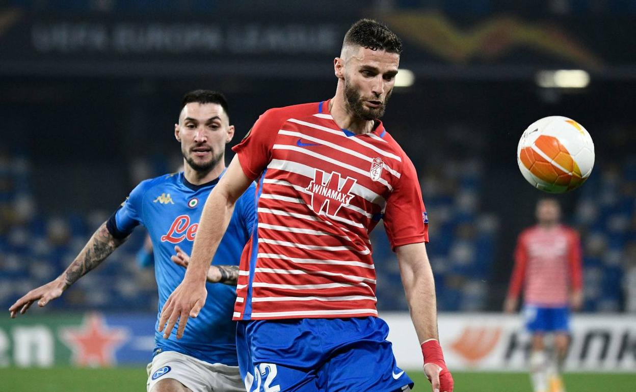 Duarte controla con la mirada el balón ante la presión de Politano. 