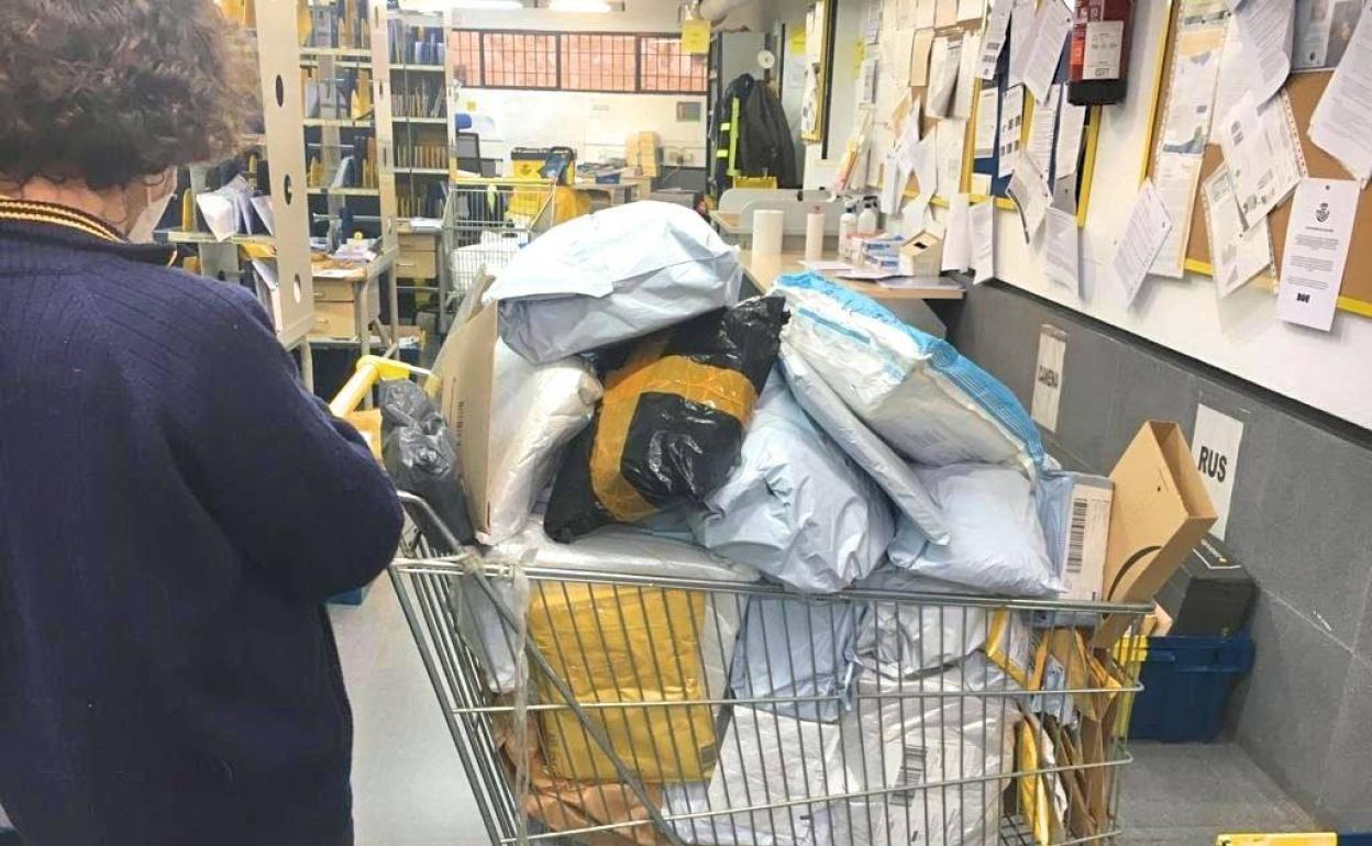 Sección de cartas y paquetes en una oficina de la provincia, donde se acumula el trabajo denuncian los sindicatos. 