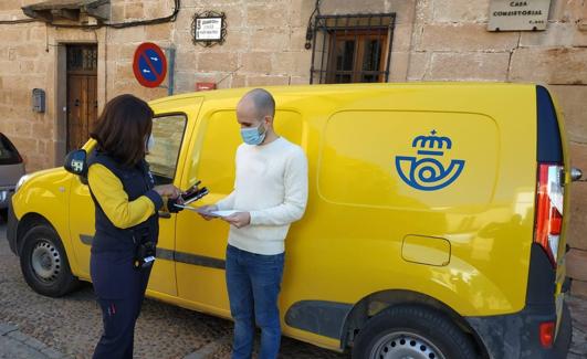 Un joven realiza un pago a una cartera dentro de este proyecto piloto en Jaén. 