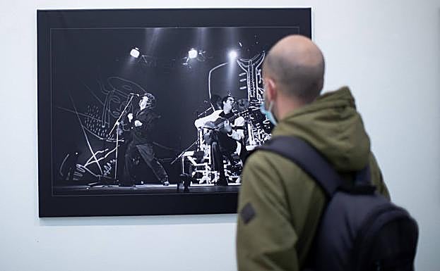 Un visitante observa una de las imágenes.