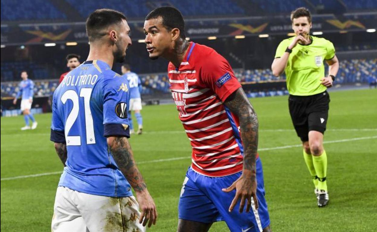 Kenedy planta cara a Politano en un lance de la primera parte. 