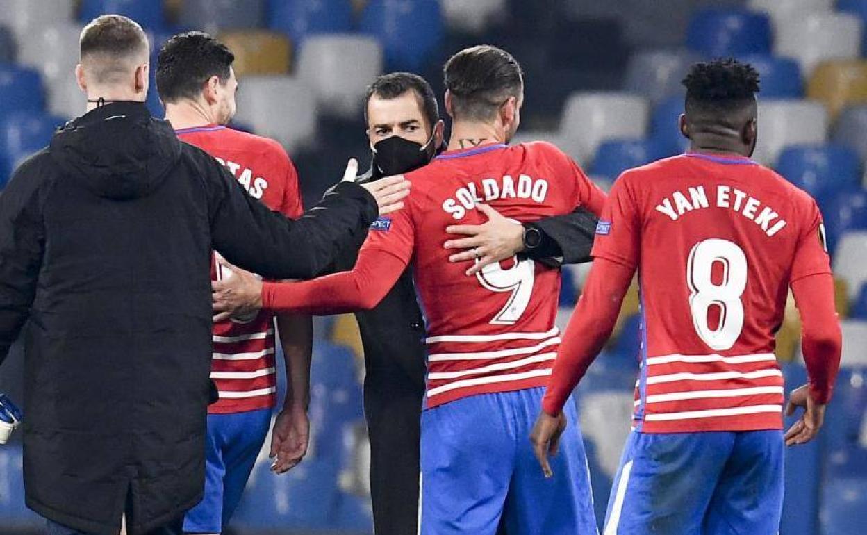 Diego Martínez abraza a Roberto Soldado para celebrar el pase en Nápoles. 