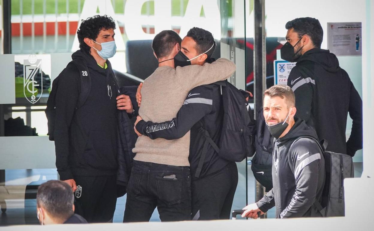 Abrazo a Ángel Montoro, autor del gol en Nápoles, en la entrada de la Ciudad Deportiva. 