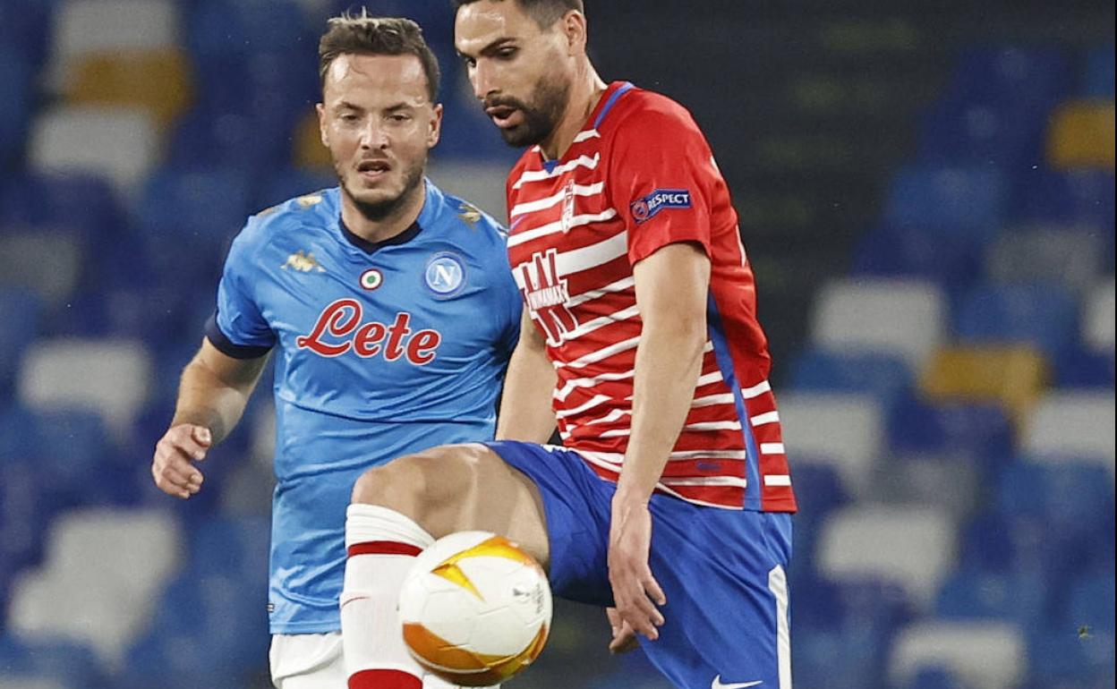 Antonio Puertas controla un balón con la pierna derecha frente a Rrahmani durante el partido.