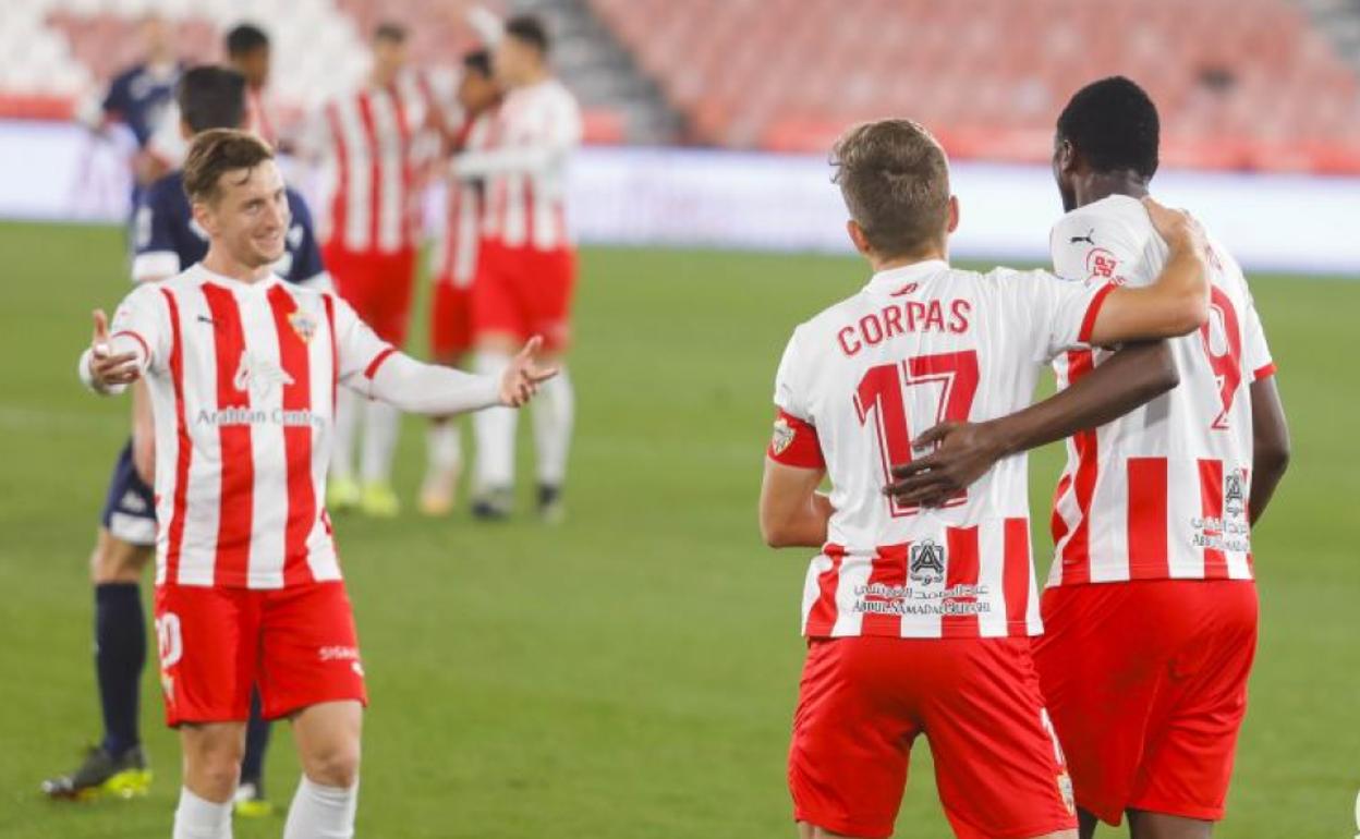 Los jugadores de la UDA celebran uno de los cuatro goles.