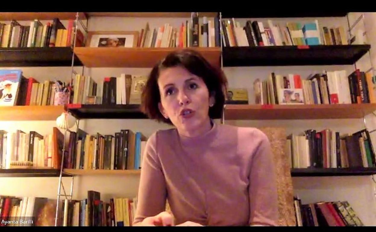 La escritora Ayanta Barilli en un momento del café literario con los clubes de El Condado.