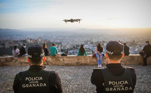 Dos agentes vigilan, con el dron, el mirador de San Miguel Alto.