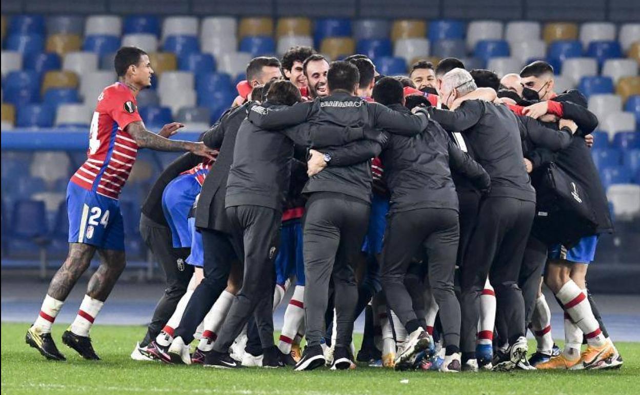 Los futbolistas del Granada forman una piña para celebrar su pase en Nápoles. 