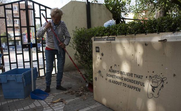 Barriendo, junto a la caja de la televisión: «Cree siempre que algo maravilloso está a punto de suceder», se lee. 