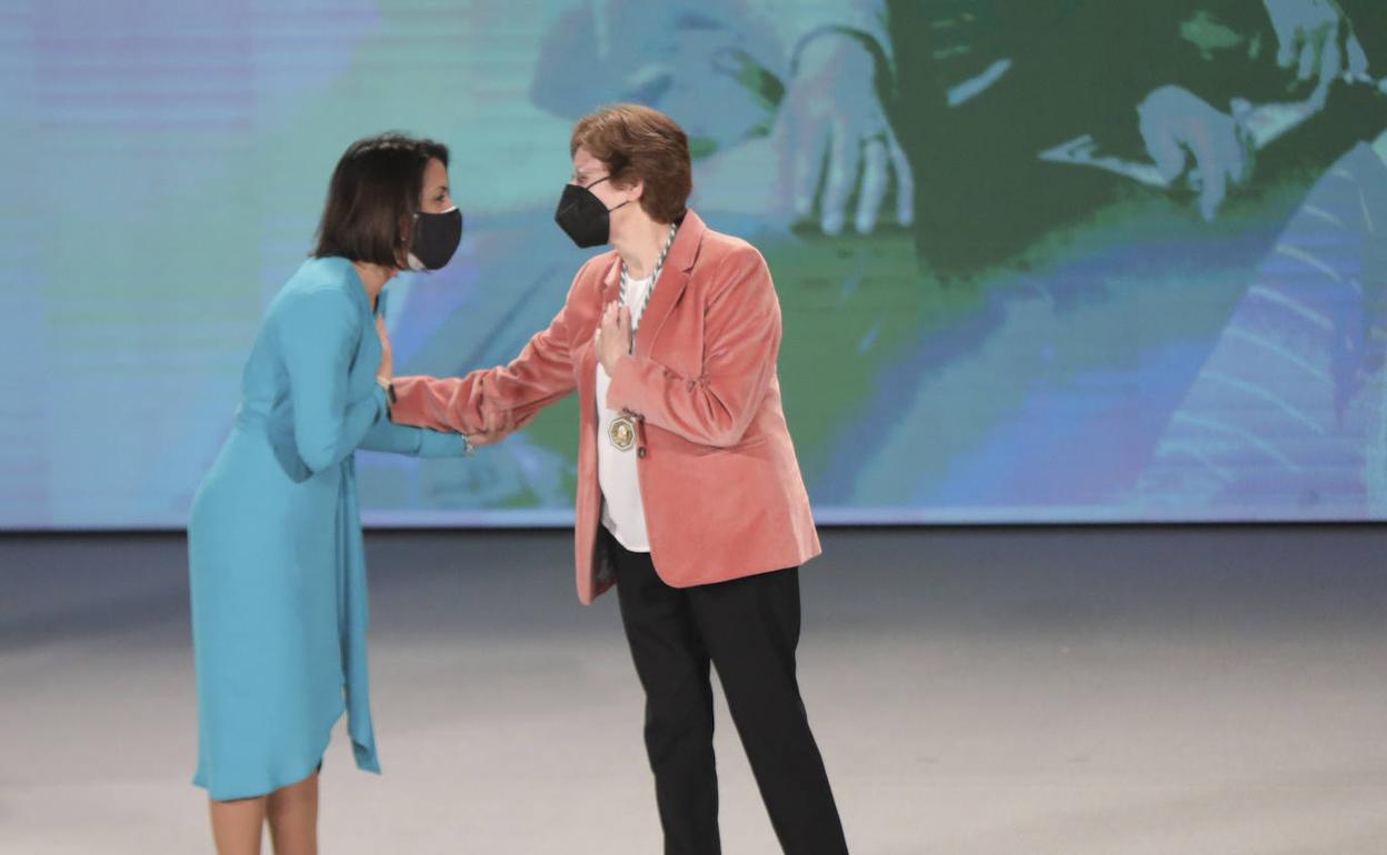 María Teresa Foronda, la directora del proyecto Hermanas Oblatas, ha recogido el distintivo de manos de la presidenta del Parlamento de Andalucía, la almeriense Marta Bosquet.