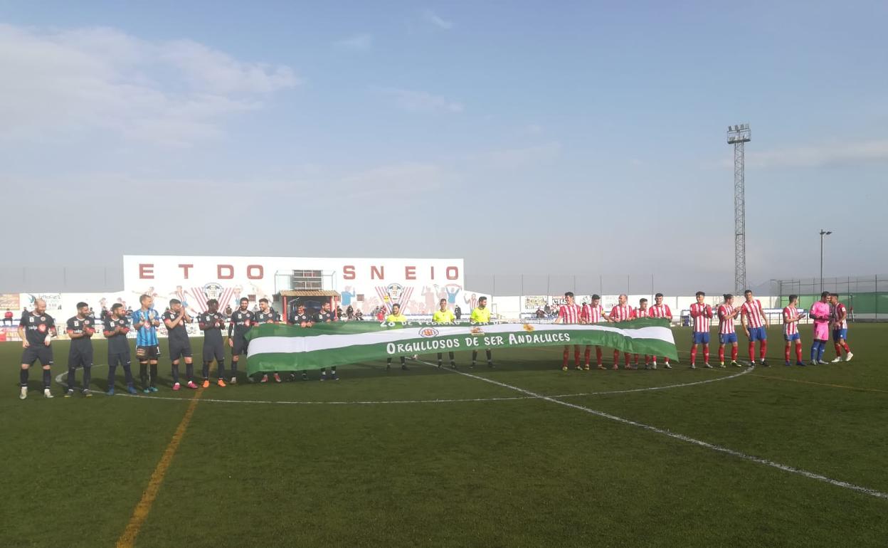 Ambos equipos celebraron el Día de Andalucía desplegando una bandera blanca y verde. 