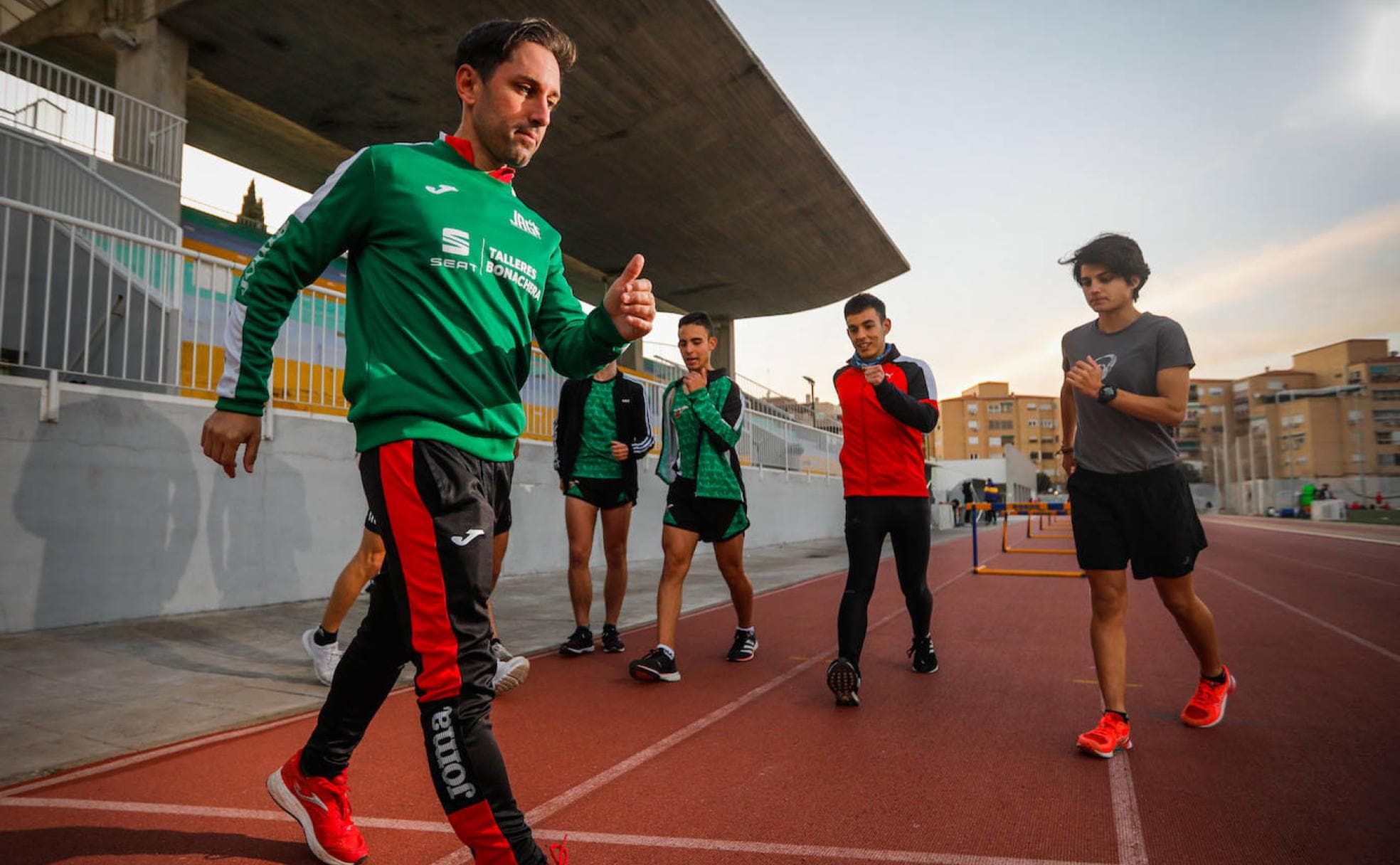 Jacinto Garzón dirige a un grupo de atletas, incluida María Pérez, en el Estadio de la Juventud. 