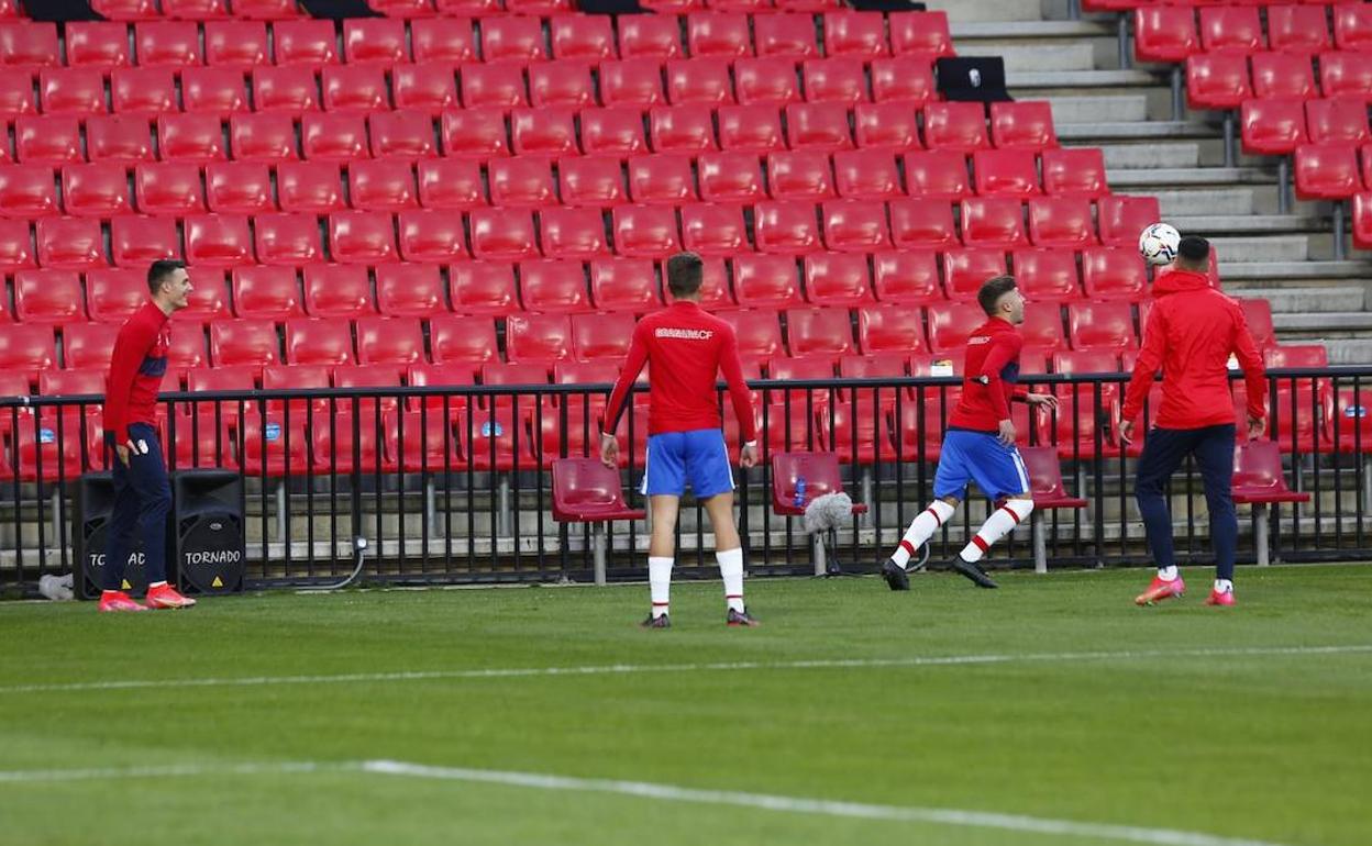 Isma Ruiz y Antonio Aranda pelotean antes del partido junto a Adrián Marín y Fede Vico. 