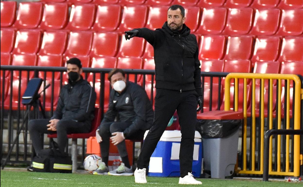 Diego Martínez ordena a sus futbolistas sobre el césped ante el Elche. 