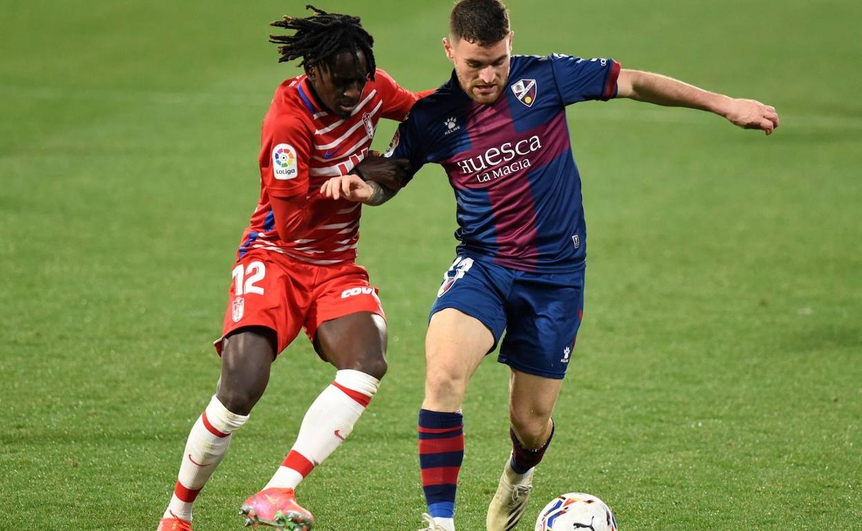 Domingos Quina porfía por la pelota con Javi Galán en el Huesca-Granada de la semana pasada. 