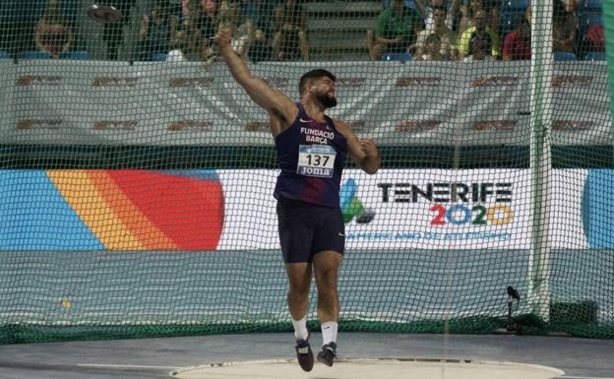 Lorenzo Hernández celebra un lanzamiento en una prueba anterior. 