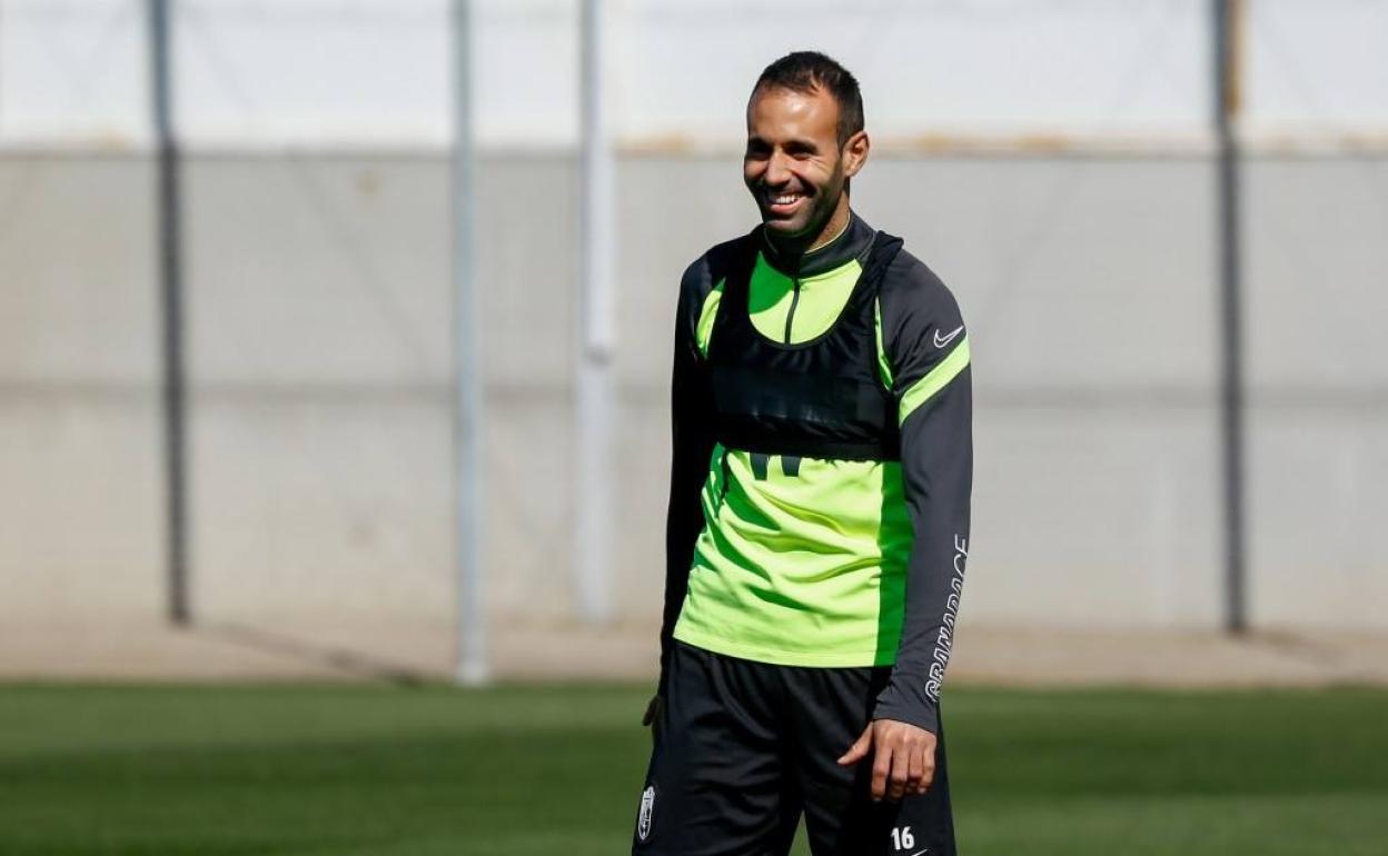 El capitán del Granada, Víctor Díaz, probable titular hoy en Los Cármenes. 