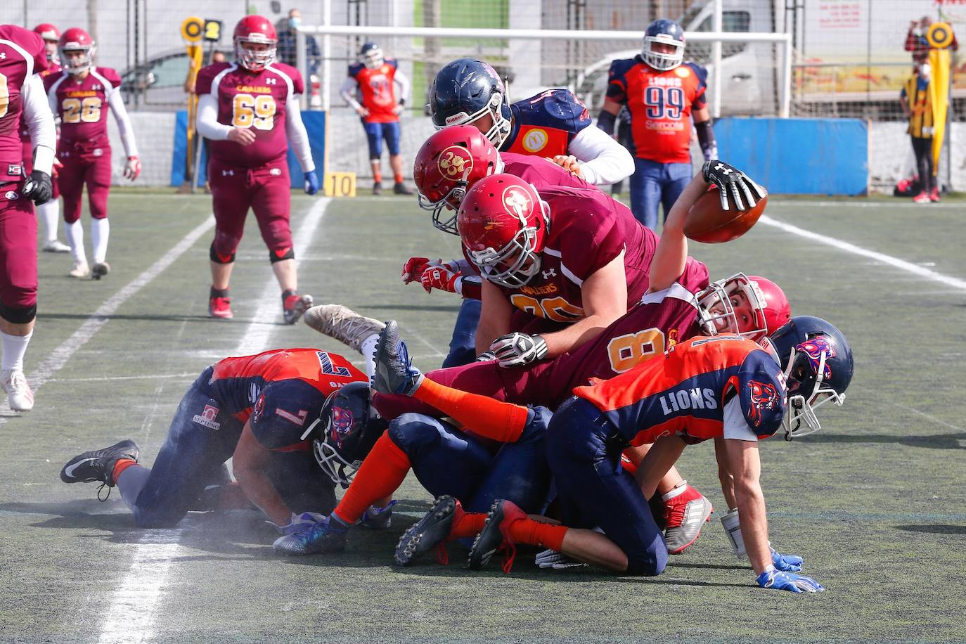 Placaje de jugadores del Granada Lions sobre un rival. 