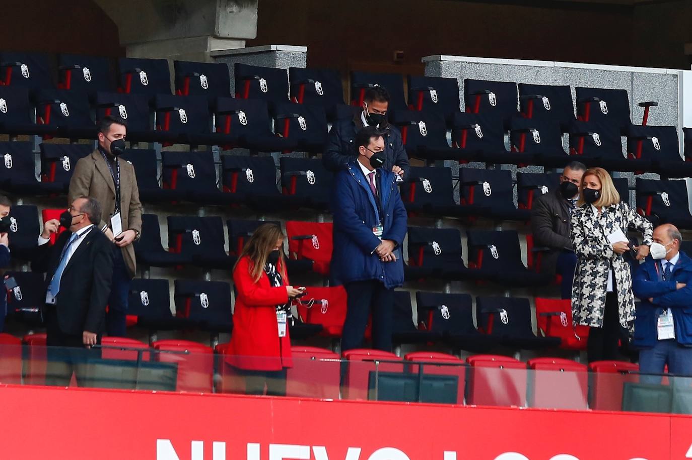 Patricia Rodríguez, en el palco junto a Antonio Fernández Monterrubio una fila atrás. 