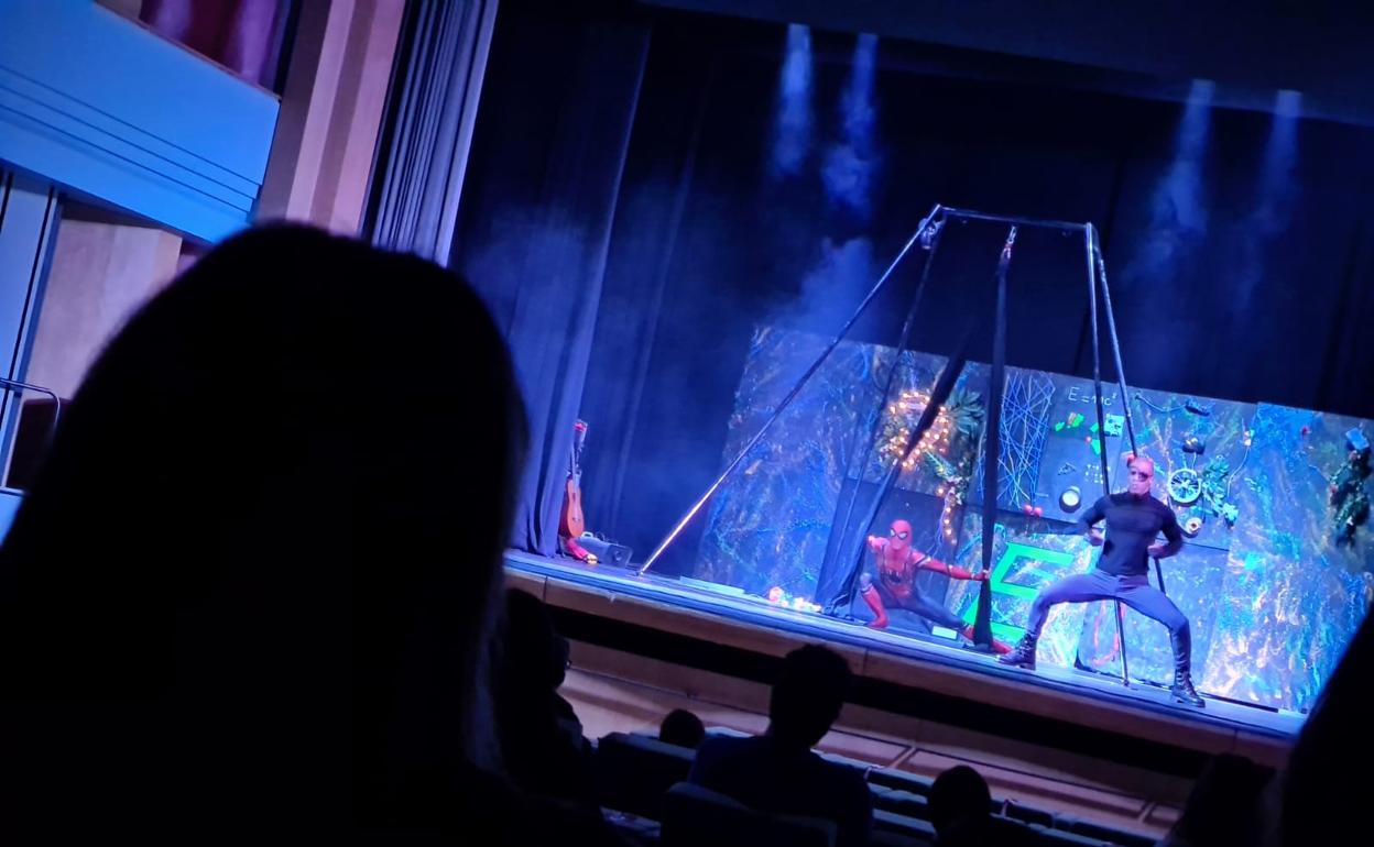 Actuación de 'Ecovengadores' en el Teatro Darymelia. 