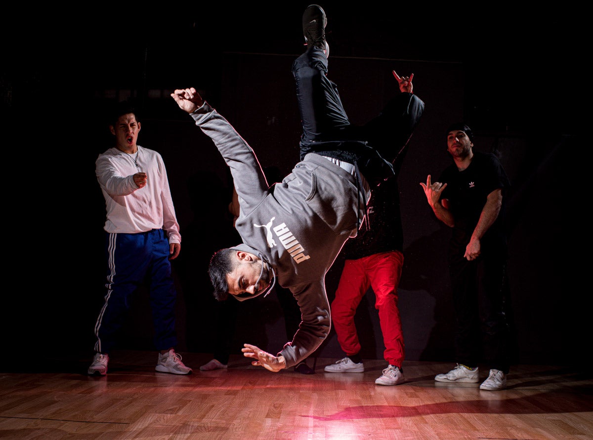 Practicantes granadinos de breakdance, en acción.