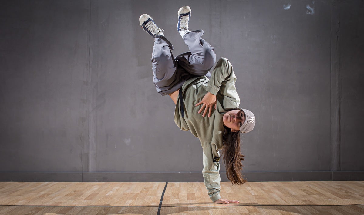 Practicantes granadinos de breakdance, en acción.